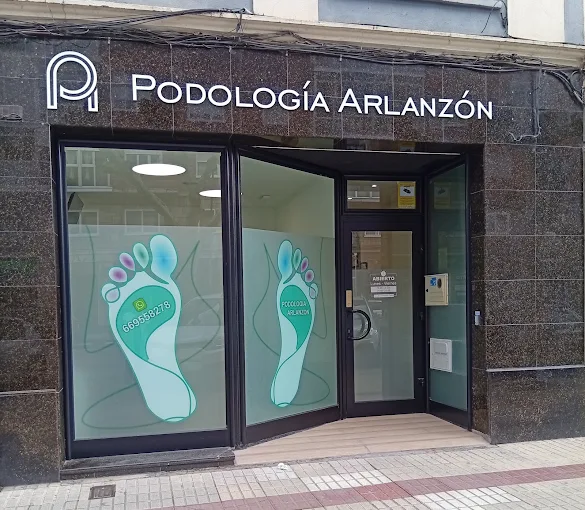 Fachada de la clínica en Calle Vitoria 53 bis, Burgos, con el escaparate acristalado a pie de calle